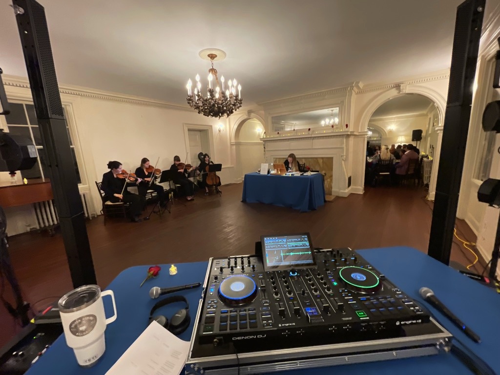 Setup de DJ con músicos de cuerda durante cóctel o ceremonia