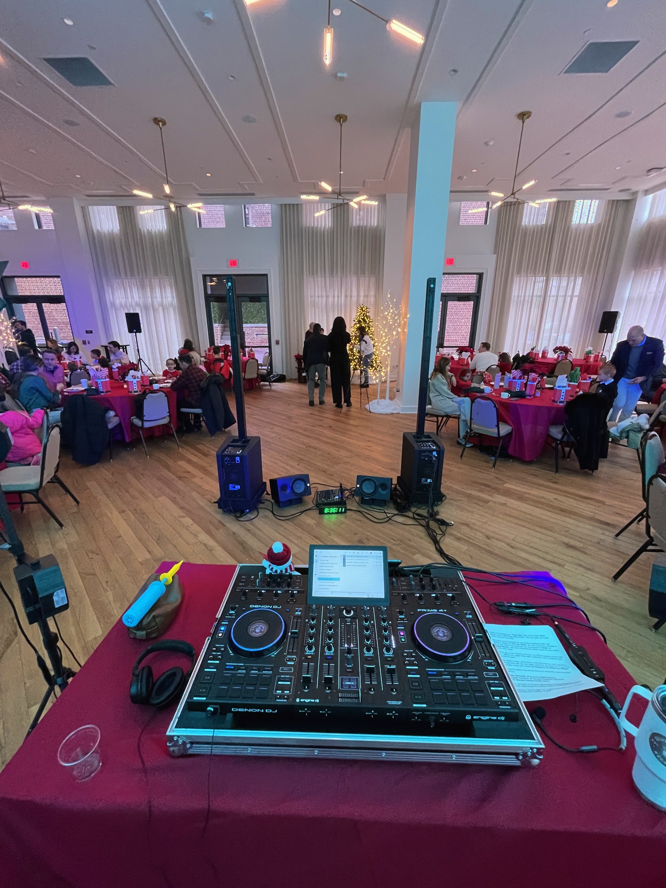 Evento de día visto desde el controlador de DJ con bocinas e invitados